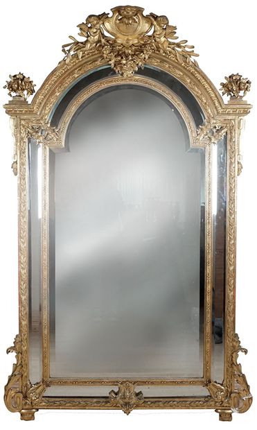 Grand miroir à parcloses de style Louis XVI...