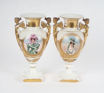 null PORCELAINE DE PARIS - paire de vases amphores sur piédouche en porcelaine de...