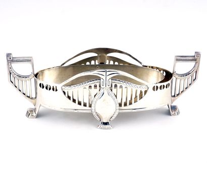 null Sterling silver basket with two handles and claw feet. 

L: 29,5cm - 11,5'')

Total...
