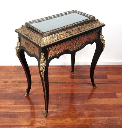 null Table showcase in marquetry of Boule style, in bronze leaves on black and red...