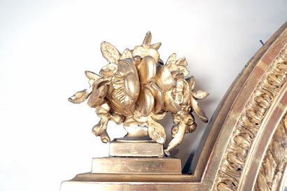null Grand miroir à parcloses de style Louis XVI en bois doré, fronton richement...