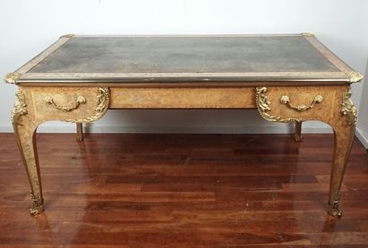 null Louis XV style flat desk, Napoleon III period, in marquetry and ornaments, drop...