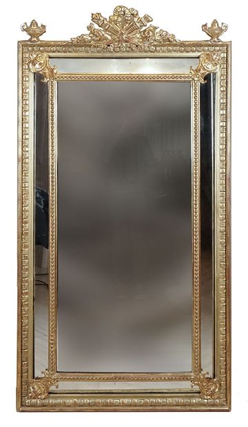 Miroir à parcloses de style Louis XVI, le...