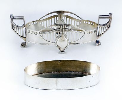 null Sterling silver basket with two handles and claw feet. 

L: 29,5cm - 11,5'')

Total...