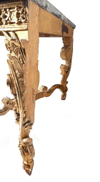 null Console chippendale en bois doré décorée de feuilles d'acanthes et mascarons...