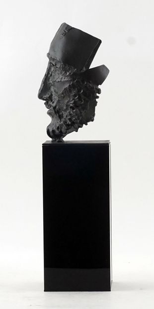 null TRUDEAU, Yves (1930-2017)

Le masque

Bronze à patine foncée

Signé, daté et...