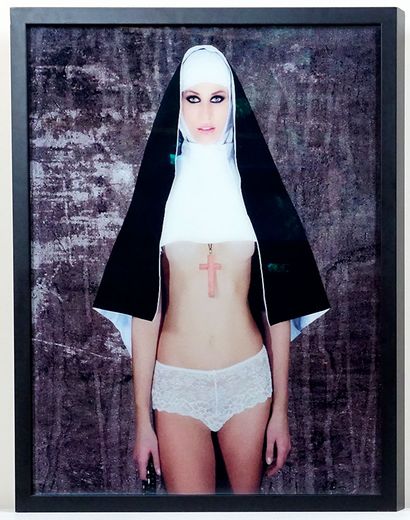 null PLAISANCE, Cécile (1968-)

"Nun Olga"

Tirage photographique sur feuille lenticulaire

Signée,...