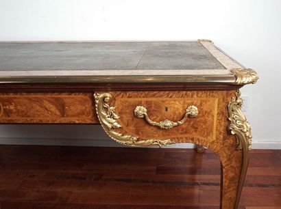 null Louis XV style flat desk, Napoleon III period, in marquetry and ornaments, drop...