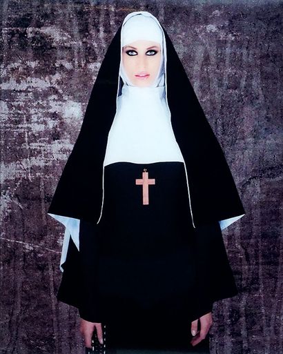 null PLAISANCE, Cécile (1968-)

"Nun Olga"

Tirage photographique sur feuille lenticulaire

Signée,...