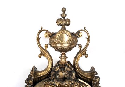 null Pendule de cheminée signée LEMERLE - CHARPENTIER en bronze doré, à décor d'une...