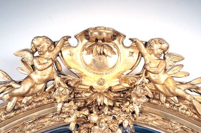 null Grand miroir à parcloses de style Louis XVI en bois doré, fronton richement...
