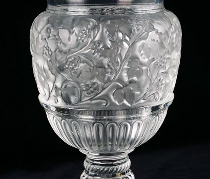 null LALIQUE - Grand vase balustre en cristal, la panse à décor de feuilles de vigne,...