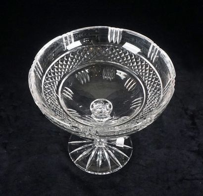 null Cut crystal set including 4 large bowls and a bowl with a flowered contour....