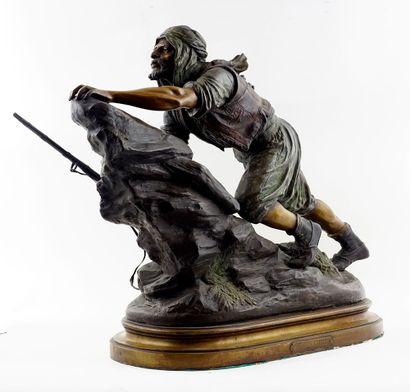  GUILLEMIN, Emile Coriolan Hippolyte (1841-1907) 
"Arabe à l'affut" 
Bronze à patine...
