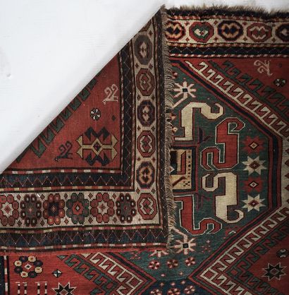 null Cloudband Kazak oriental rug

Wool on wool

Circa 1890 – 1900

170 X 244cm -...