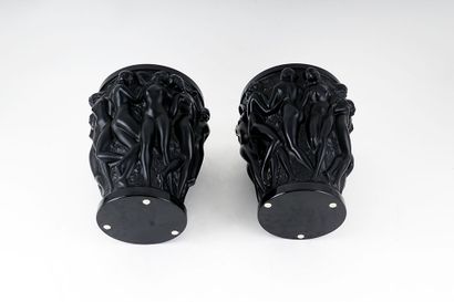 null LALIQUE - Pair of large black crystal vases, Bacchantes model.

Signature engraved...