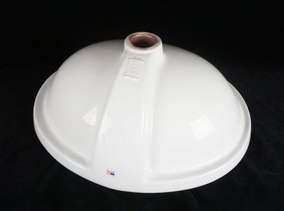 null SHERLE WAGNER - Lavabo en porcelaine blanche et cuve dorée. Fabrication américaine,...