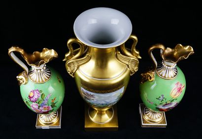 null Lot de fines porcelaines comprenant une urne DRESDEN aux anses à décor de cygnes...
