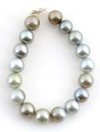 Bracelet composé de 17 perles de Tahiti....