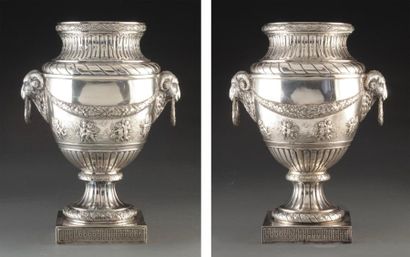 MAISON MERGULAO Vase en argent massif ou métal argenté orné d'une guirlande à motif...