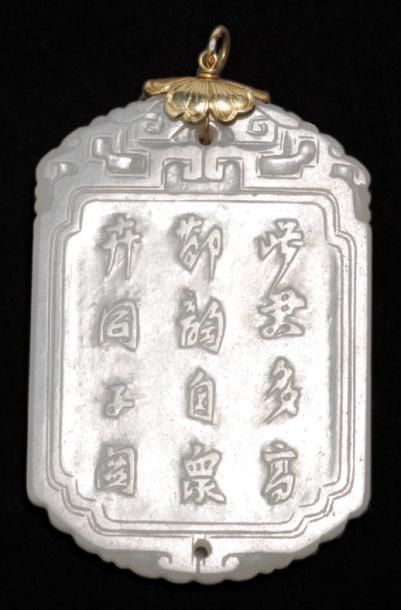 null Ancienne plaque-pendentif rectangulaire en JADE blanc, les extrémités supérieures...