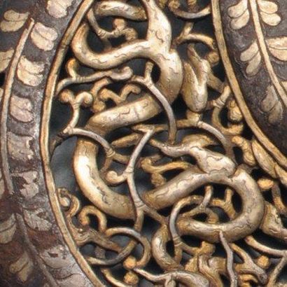 null ORNEMENT DE SELLE EN FER TIBET XVIIE-XVIIIE SIÈCLE à décor ajouré de deux dragons...