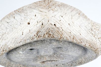 null NAHAULAITUQ, Samuel (1923-1999)
Two Faced
Carved whale bone
Signed on the side:...