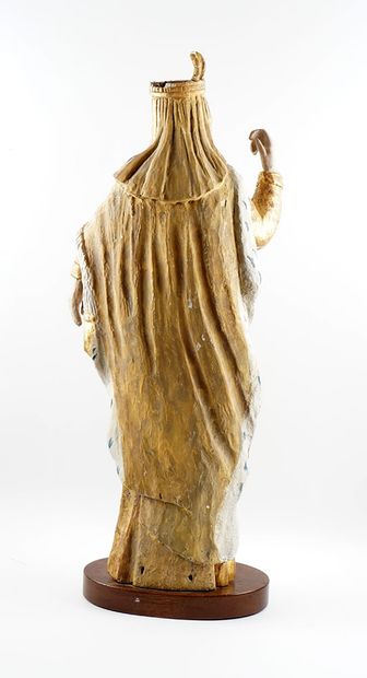 null EUROPE 

Statuette d’une figure royale en bois doré polychrome. Elle porte une...