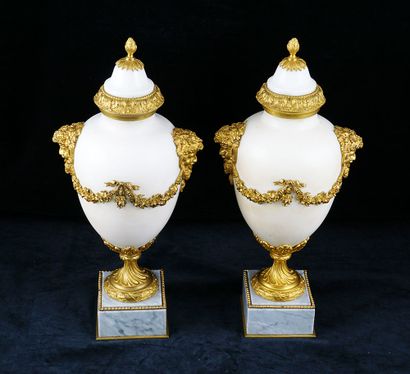 null Pair of white marble vases, or cassolettes, mounted on a square grey marble...