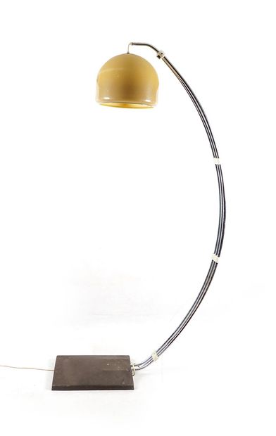 null MID-CENTURY 
Importante lampe archée de style italienne. Le pied est en métal,...