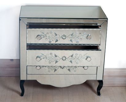 null Paire de commodes dans le goût de Jansen, recouvert de miroirs à décor de fleurs,...