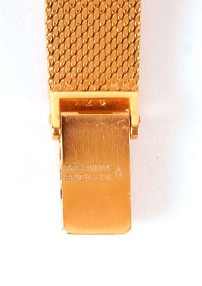 null PATEK PHILIPPE
Philippe Patek lady's watch in 18K gold.
Gross weight: 54.6g