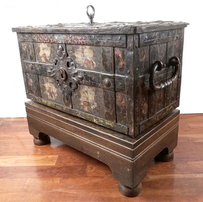 null Antique chest with frame, in polychrome lead, on a wooden base.

The front lock...