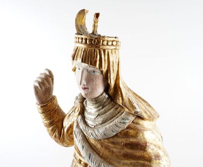 null EUROPE 

Statuette d’une figure royale en bois doré polychrome. Elle porte une...