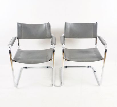 null BAUHAUS

Paire de chaises de style Bauhaus à structure tubulaire en acier. L'assise,...