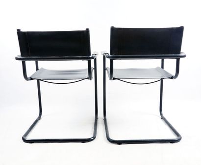 null BAUHAUS
Pare de chaises de style Bauhaus à structure tubulaire en acier émaillé...