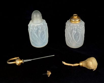 null LALIQUE

Set of two old perfume bottles in opaque glass and gilded metal ends....