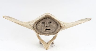 null NAHAULAITUQ, Samuel (1923-1999)
Two Faced
Carved whale bone
Signed on the side:...