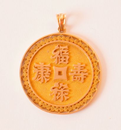 null OR 18K / 18K GOLD
Pendentif rond en or jaune 18K, sinogrammes chinois.
Poids...