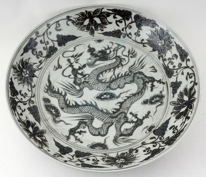 null DRAGON

Un grand plateau gris et blanc en porcelaine présentant un dragon encerclé...