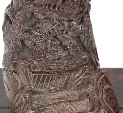 null TIBET

Brûle-encens tibétain présentant deux cornes et un dragon. 

Base : 10,8...