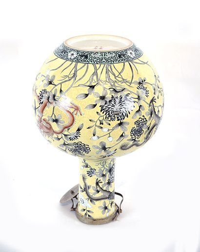null CHINE / CHINA 



Vase globulaire de la Famille Rose "Court Élégante" à fond...