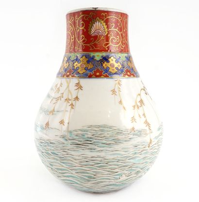 null IMARI 



Vase pansu en porcelaine imari, à décor de hérons au-dessus de vagues...