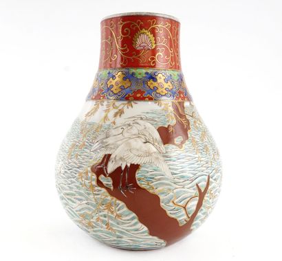 null IMARI 

Vase pansu en porcelaine imari, à décor de hérons au-dessus de vagues...