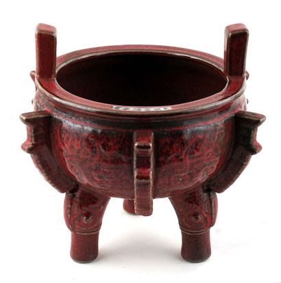 null PORCELAIN / PORCELAIN

A tripod ritual vessel with red glaze. Hsüan-te mark,...