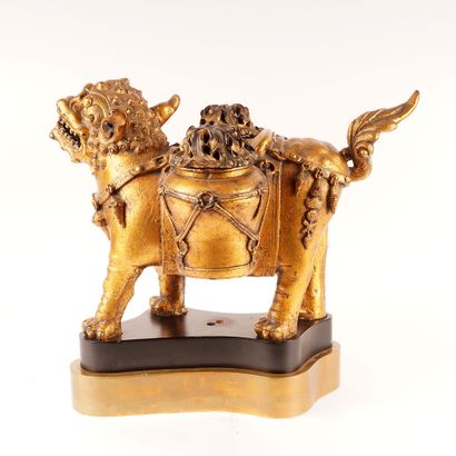 null PÉRIODE QING / QING PERIOD

Gilt bronze lion on a base. China, Qing period.

Height:...