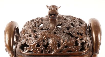 null PÉRIODE QING / QING PERIOD

Perfume burner decorated with bats and dragons....