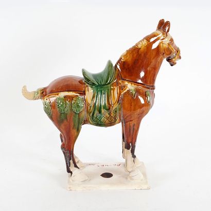 null CHINE / CHINA 

Sculpture de cheval en poterie émaillée San Ts'ai. 

Hauteur...