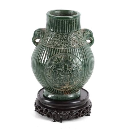 null CHINE / CHINA 

A green 'Blessing of Prosperity' globular vase. With a stand....
