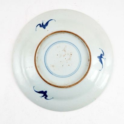 null CHINE / CHINA 





Une soucoupe bleue et blanche décorée de cinq chauves-souris....
